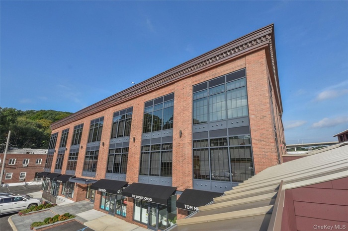 View of apartment building / complex