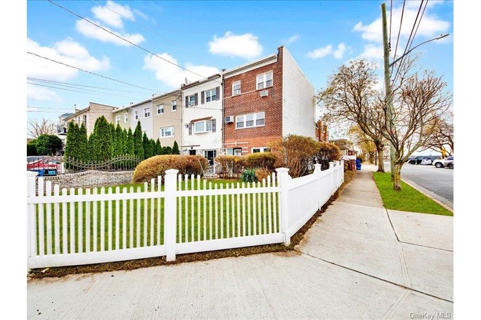 View of front of property featuring a fenced front yard