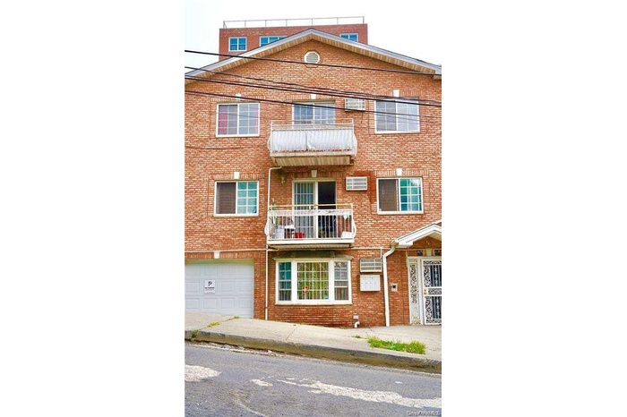 View of apartment building / complex