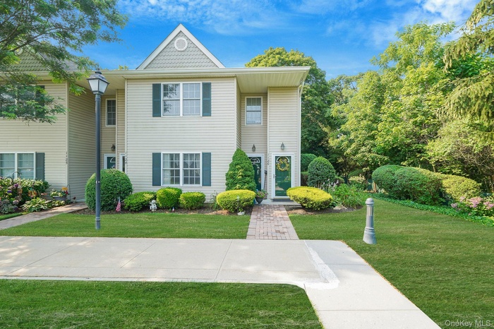 View of front of property featuring a front yard