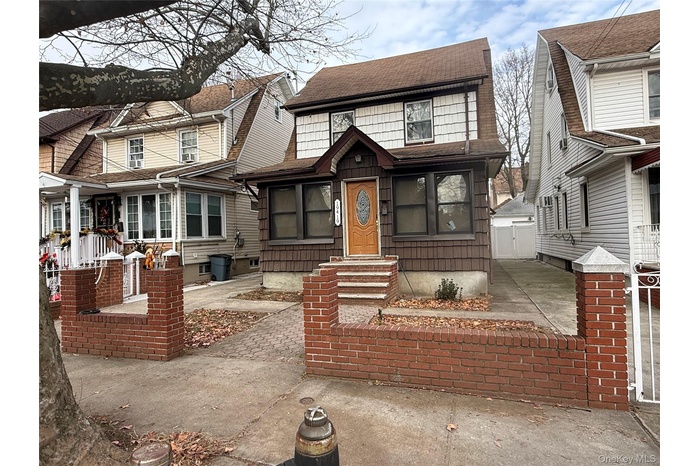 View of front facade with a shingled roof
