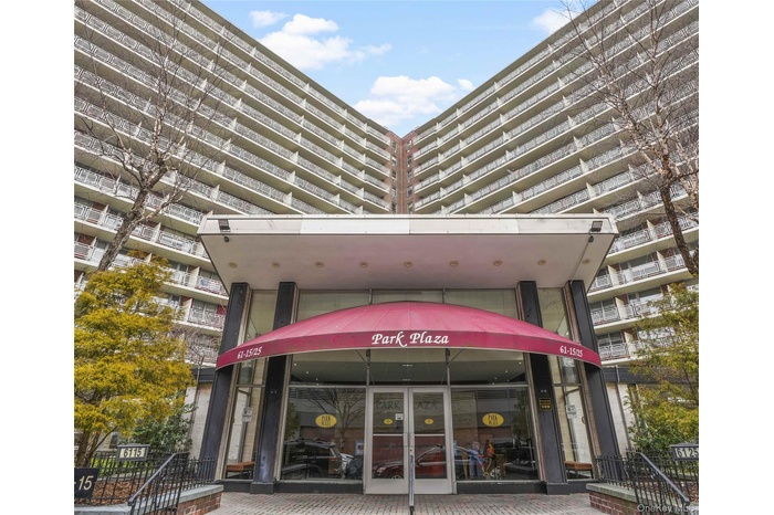 View of apartment building / complex