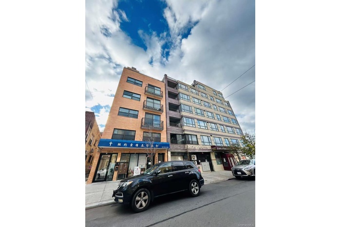 View of apartment building / complex