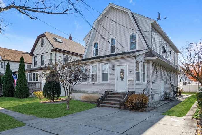 Dutch colonial featuring a gambrel roof and a front yard
