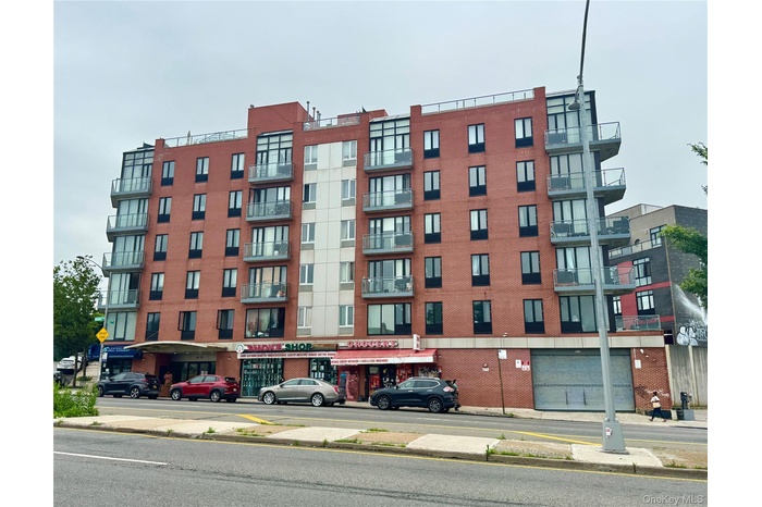 View of apartment building / complex