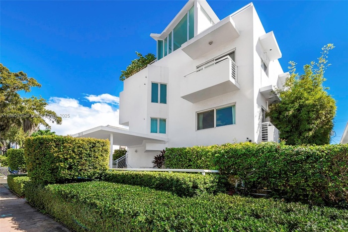 Modern building in top SoBe location!