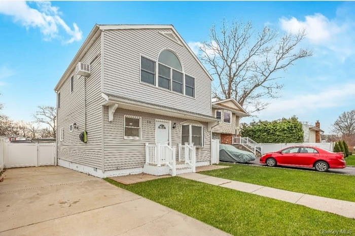 View of front facade with driveway