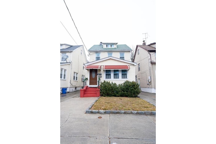 View of american foursquare style home