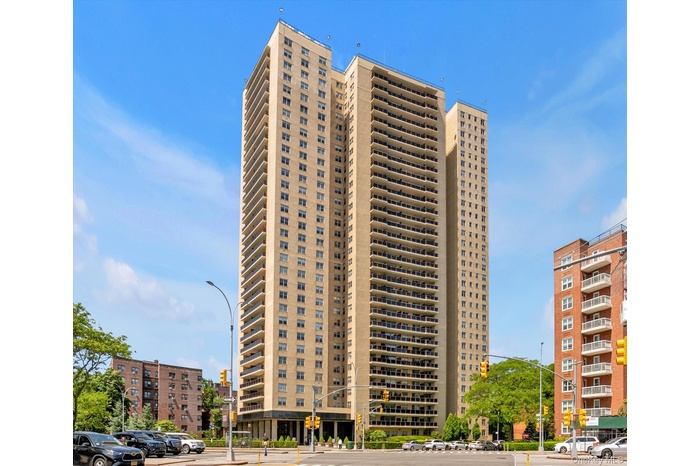 View of apartment building / complex
