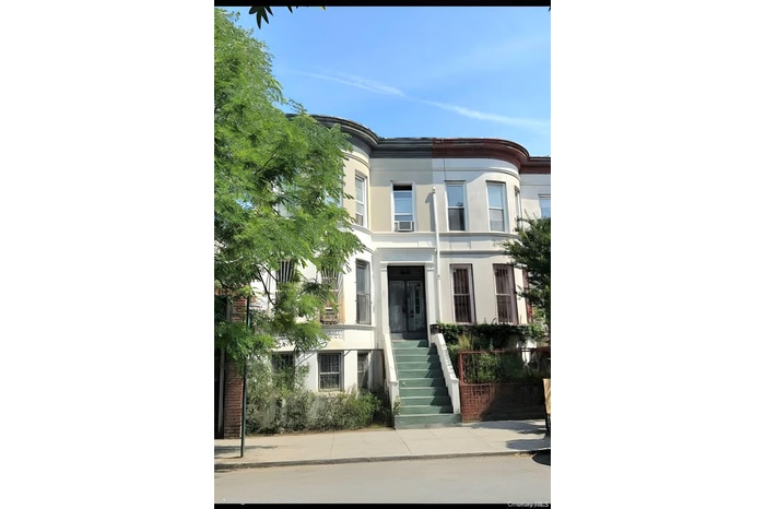 View of front of Townhouse