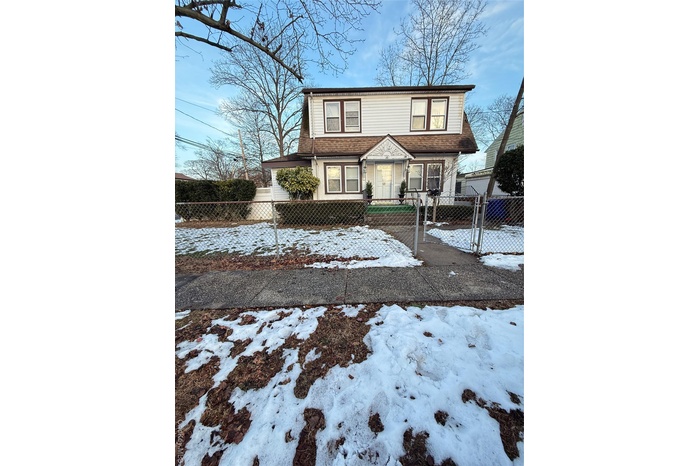 View of front of house featuring a gate, a fenced front yard, and a porch