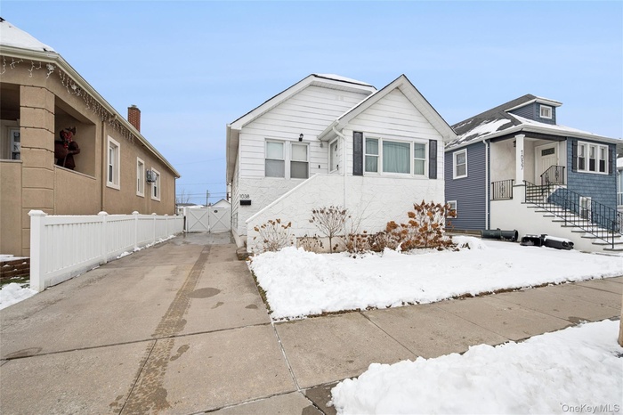 Bungalow featuring a gate
