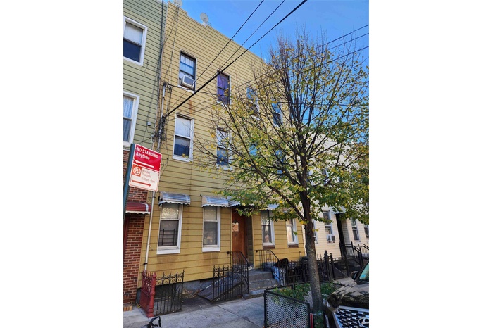 View of front of home featuring a fenced front yard