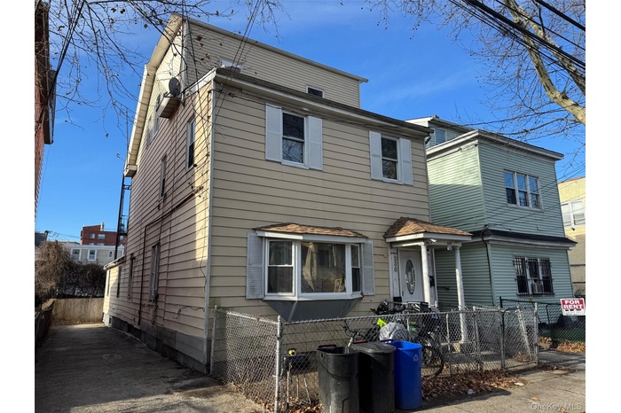 View of front facade with a fenced front yard