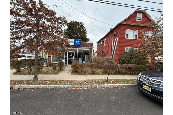 Commercial on left- multi on R