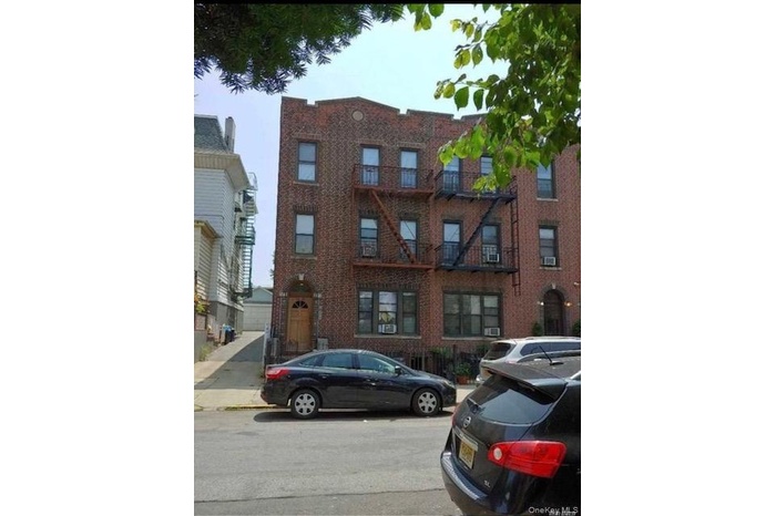 View of apartment building / complex