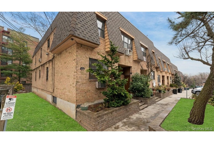View of apartment building / complex