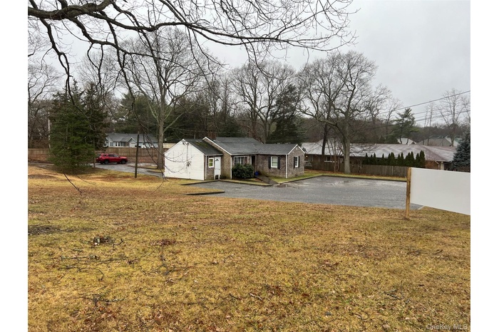View of yard with driveway