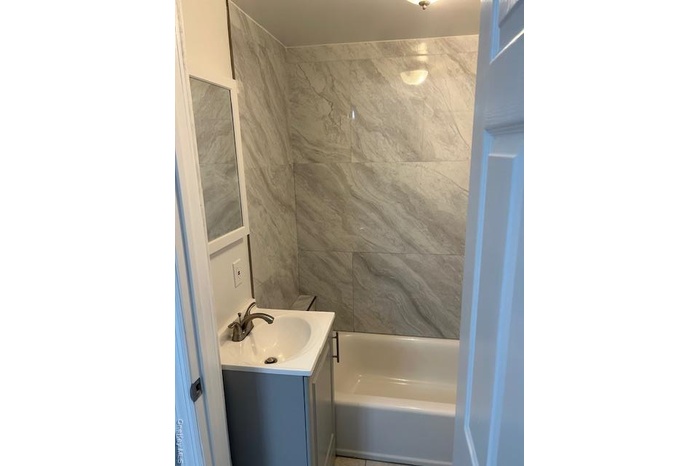 Full bath with vanity and shower / bathtub combination