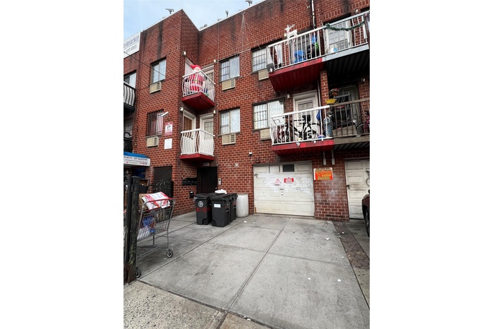 View of apartment building / complex with driveway