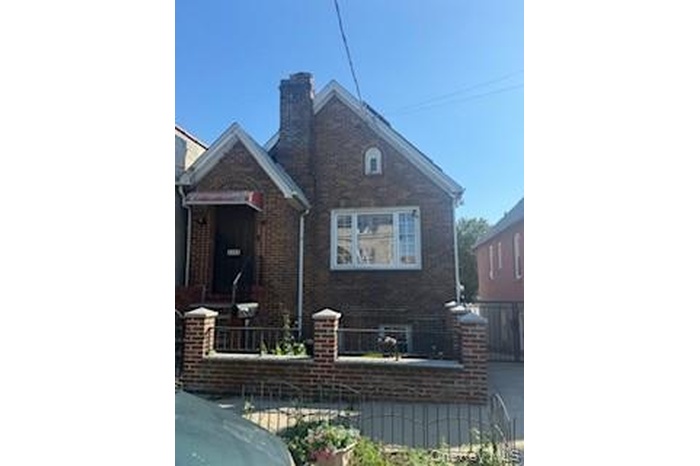 view of the front of the house