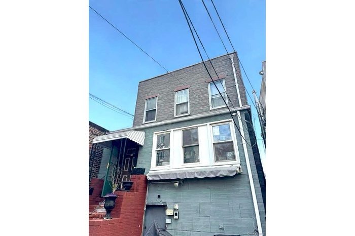 View of home's exterior