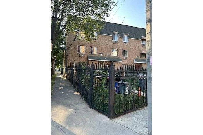 Gate featuring a fenced front yard