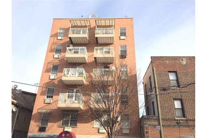 View of apartment building / complex