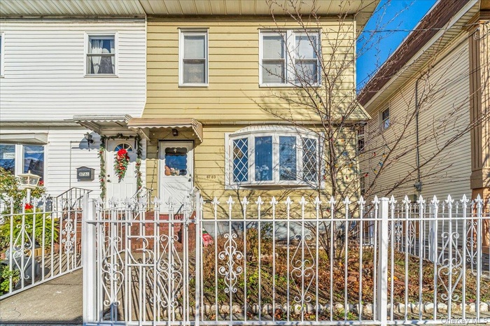 View of front of home featuring a fenced front yard