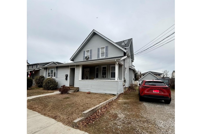 View of front of house featuring a porch