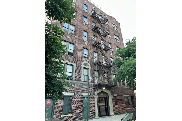 View of apartment building / complex