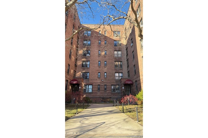 View of apartment building / complex