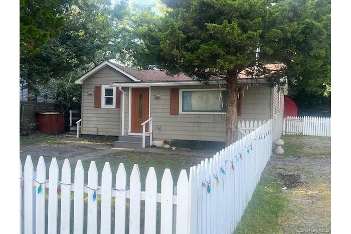 View of front of home with entry steps