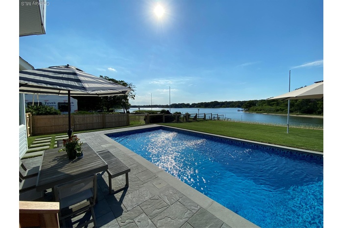 Spectacular views, heated pool, dine alfresco !!!