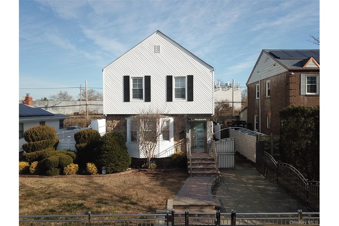 View of front facade featuring a gate and a fenced front yard