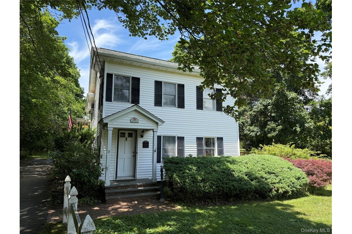 View of front facade featuring a front lawn