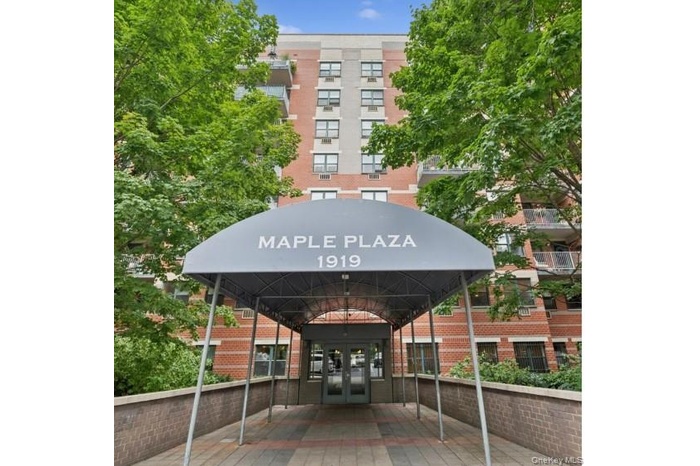 View of apartment building / complex