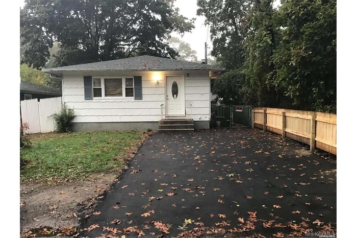 Bungalow-style home with entry steps