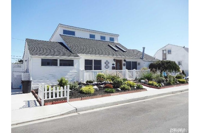 View of front facade featuring a fenced front yard