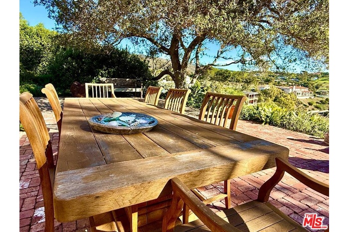 Outside dining / patio