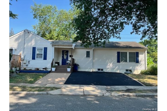View of front facade with a porch