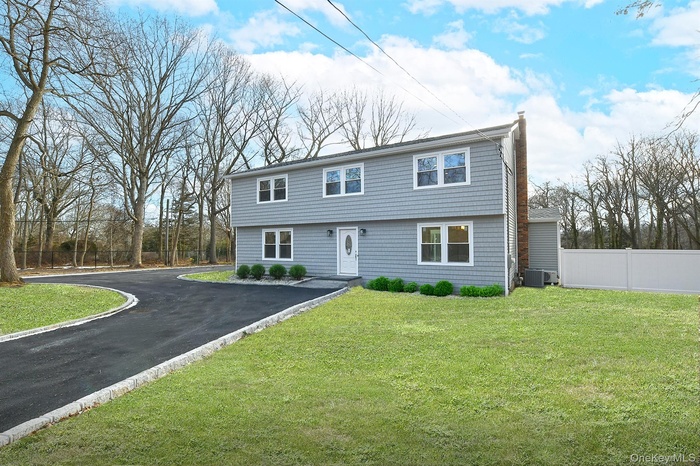 Front exposure. Landscaping is artist rendering only.