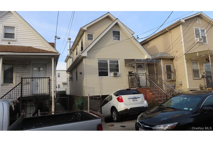 View of front facade with a shingled roof