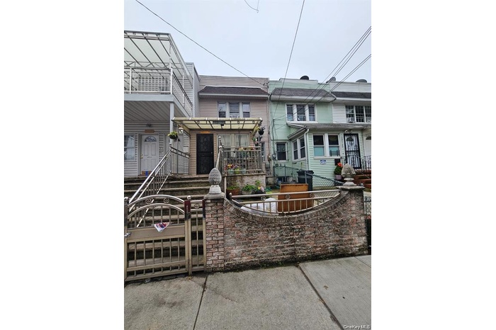 View of front facade featuring a fenced front yard and a gate