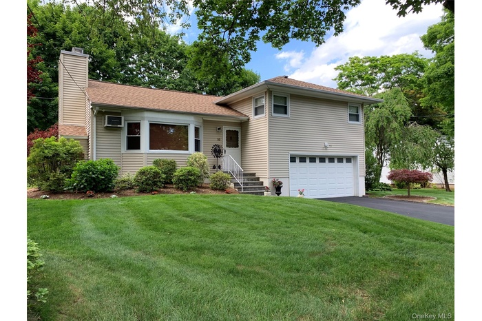 Lovely home on such pretty grounds.