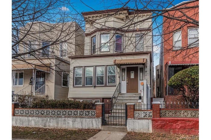 View of front of house featuring a gate and a fenced front yard