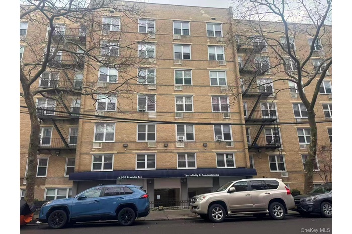 View of apartment building / complex