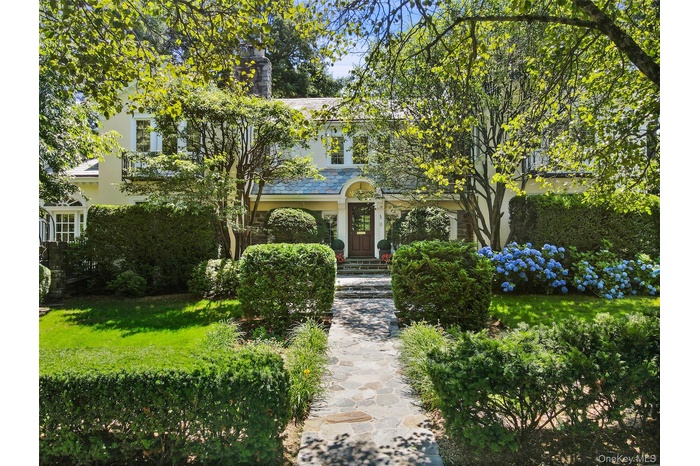View of front of home featuring a front yard