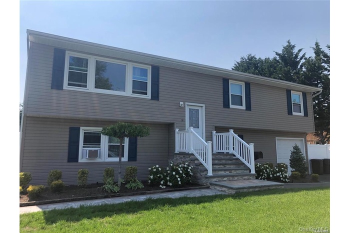 Hi Ranch foyer home featuring front yard