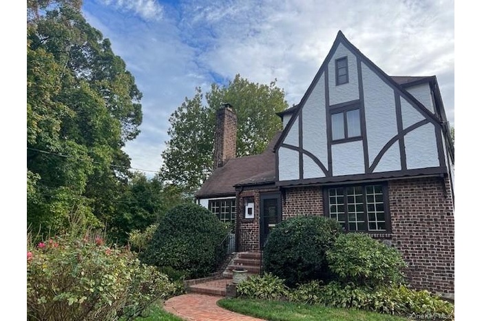 Welcome to 202 East Garden Rd Larchmont. It is in a coveted neighborhood. Some of Westchesters happiest people live here.